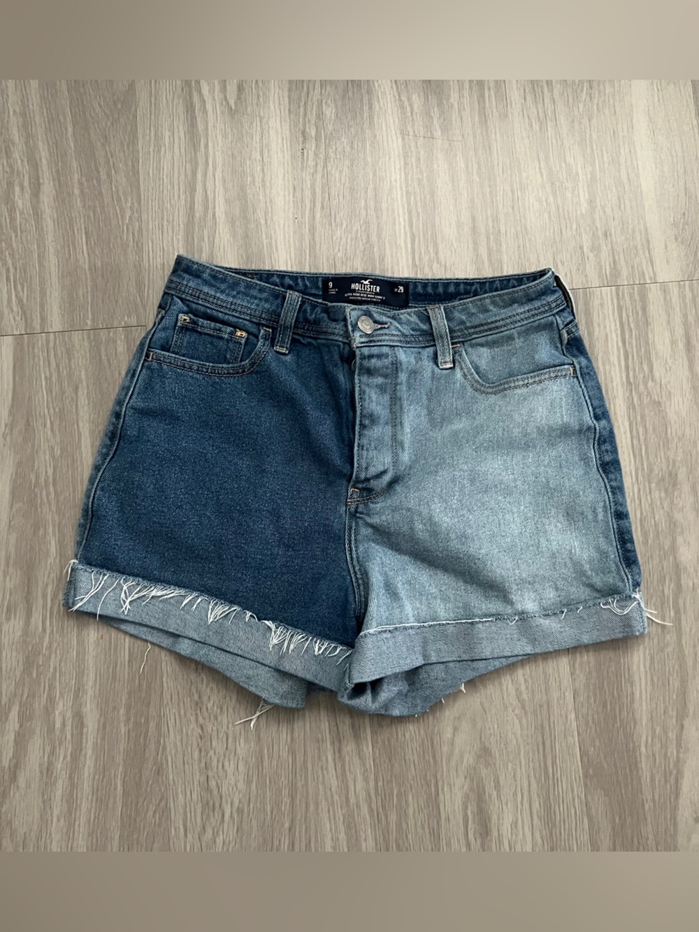 Hollister Ultra High-Rise Mom Jean Shorts Size 9 W29 Two-Tone Raw Hem